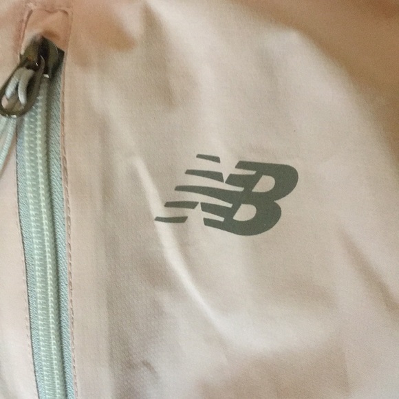 New Balance Light weight Rain Jacket. - Picture 3 of 6